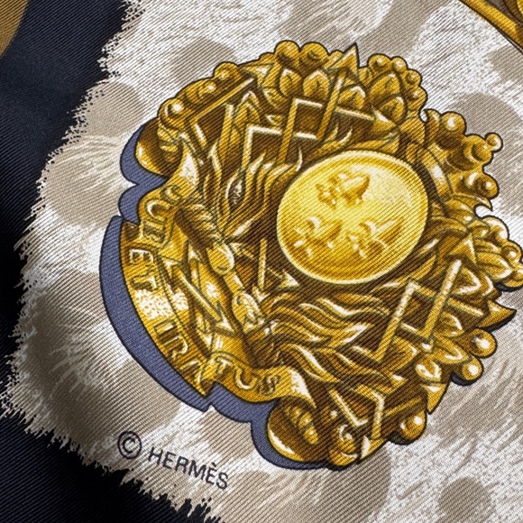 Vintage Hermes "Casques et Plumets" Silk Scarf Carre 90, by Julie Abadie in 1989 - Picture 6 of 8
